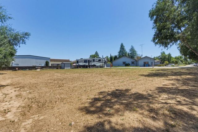 1660 Sunnyslope Road, Hollister, CA 95023