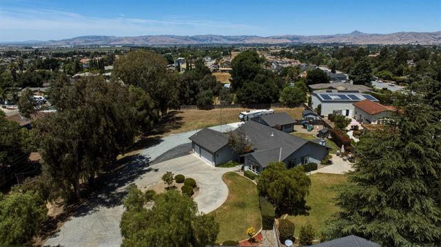 1660 Sunnyslope Road, Hollister, CA 95023