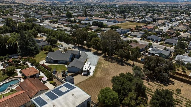 1660 Sunnyslope Road, Hollister, CA 95023