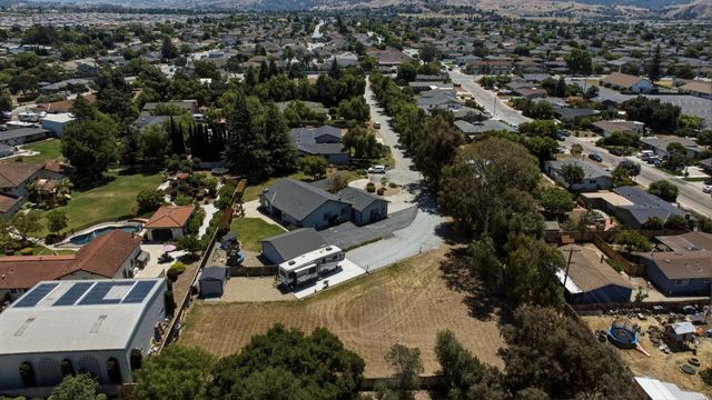 1660 Sunnyslope Road, Hollister, CA 95023