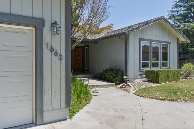 1660 Sunnyslope Road, Hollister, CA 95023