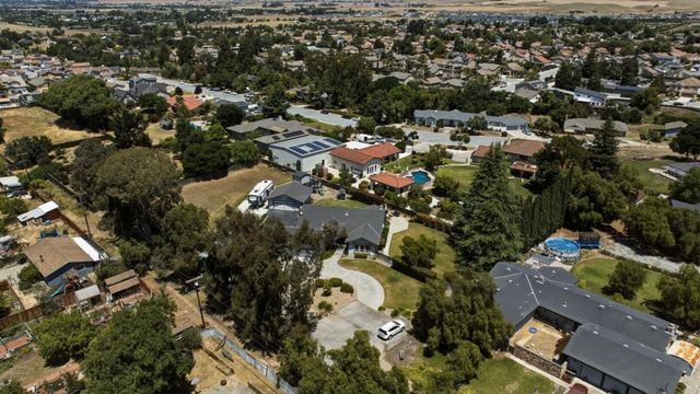 1660 Sunnyslope Road, Hollister, CA 95023