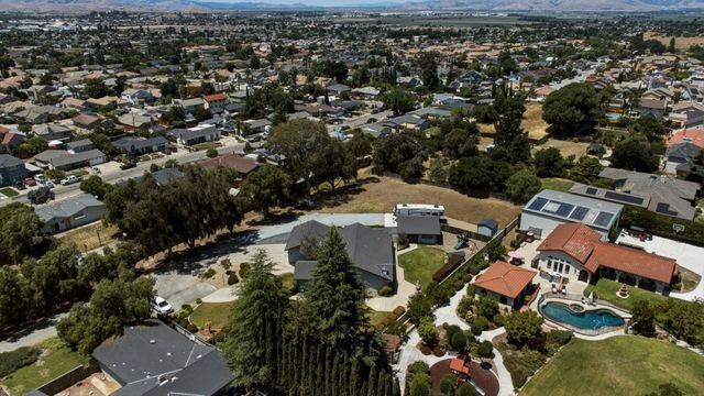 1660 Sunnyslope Road, Hollister, CA 95023