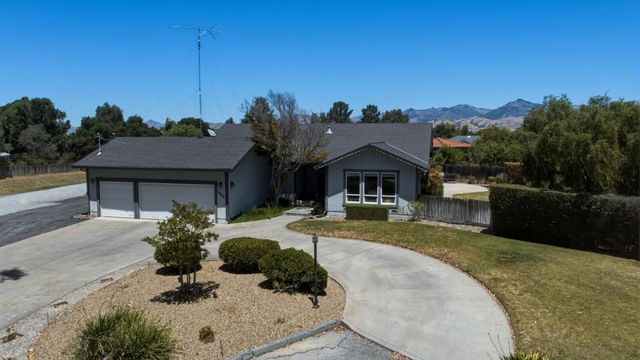 1660 Sunnyslope Road, Hollister, CA 95023