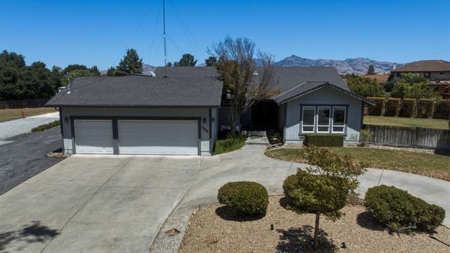 1660 Sunnyslope Road, Hollister, CA 95023