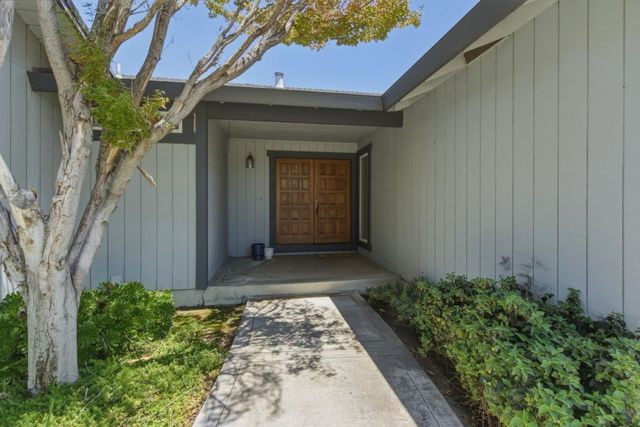 1660 Sunnyslope Road, Hollister, CA 95023