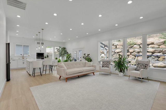 8609 E Hazelwood Ln, Spokane, WA 99212