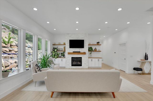 8609 E Hazelwood Ln, Spokane, WA 99212