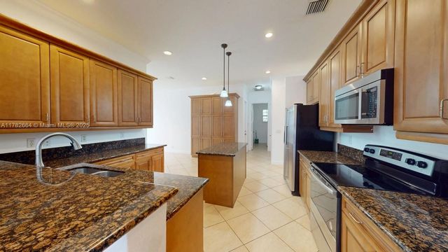4713 Village Way, Davie, FL 33314