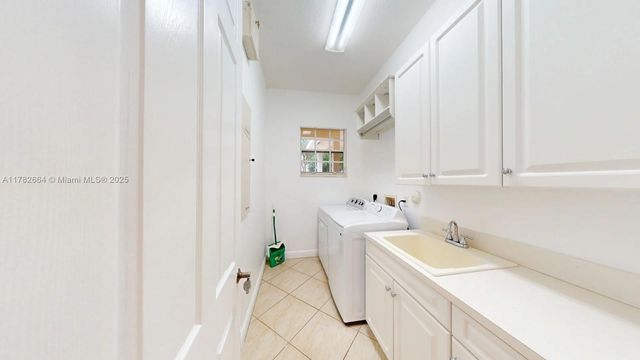 4713 Village Way, Davie, FL 33314