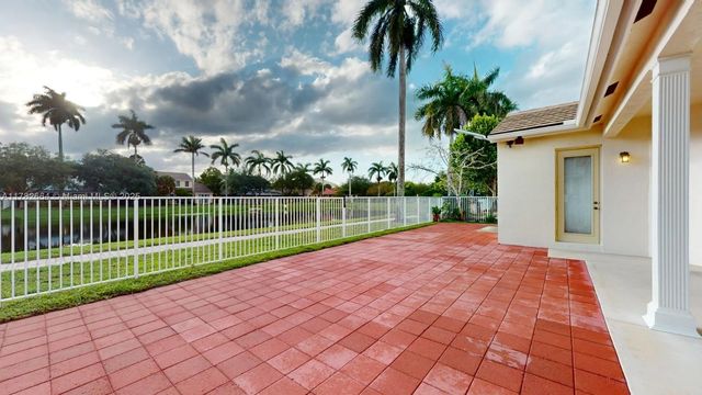 4713 Village Way, Davie, FL 33314