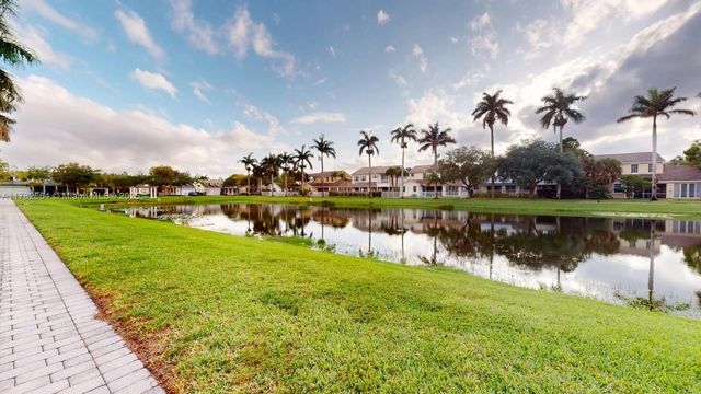 4713 Village Way, Davie, FL 33314