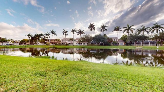 4713 Village Way, Davie, FL 33314