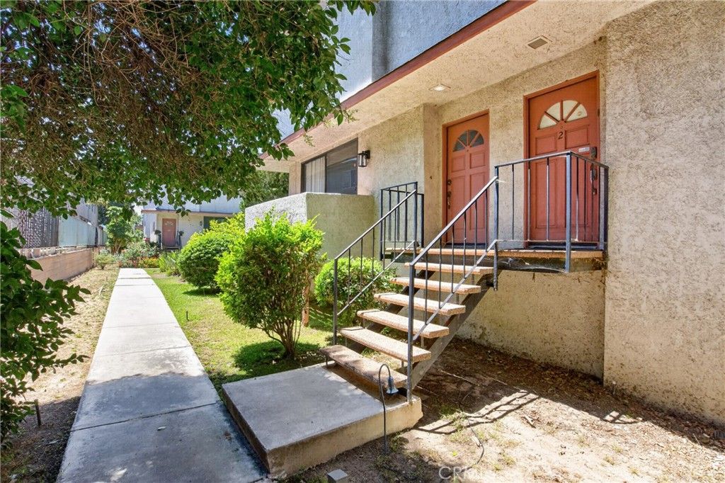 18410 Lull Street 1, Reseda, CA 91335