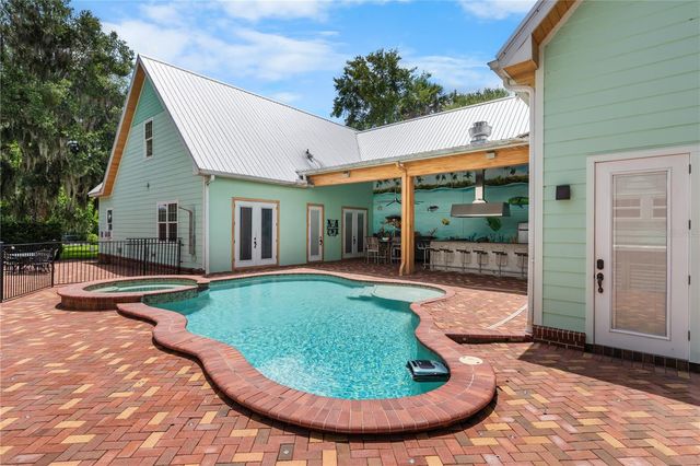 2424 E NEW YORK AVENUE, Deland, FL 32724