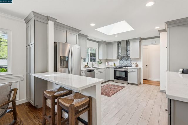 284 Scofield Dr, Moraga, CA 94556