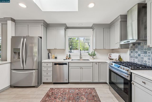 284 Scofield Dr, Moraga, CA 94556