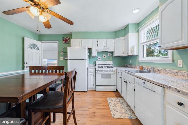2 SPRING LAKE DR, Newark, DE 19711