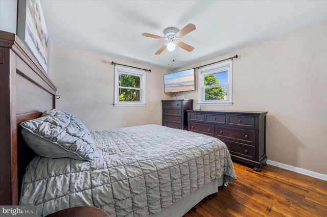 2 SPRING LAKE DR, Newark, DE 19711