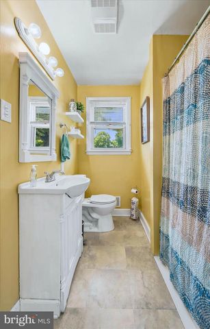 2 SPRING LAKE DR, Newark, DE 19711