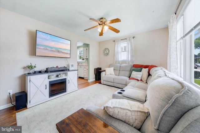 2 SPRING LAKE DR, Newark, DE 19711