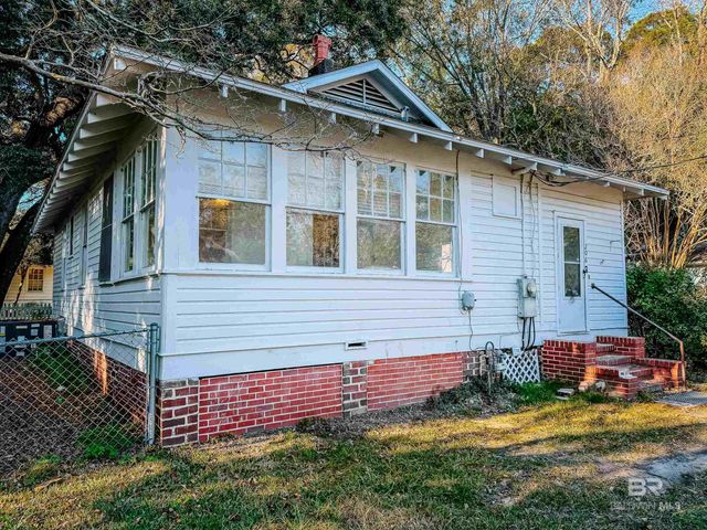 206 1st Street, Chickasaw, AL 36611