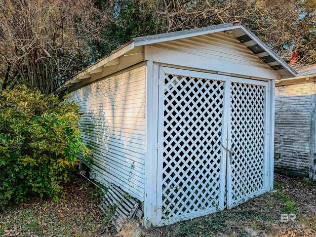 206 1st Street, Chickasaw, AL 36611