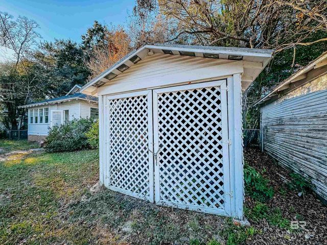 206 1st Street, Chickasaw, AL 36611