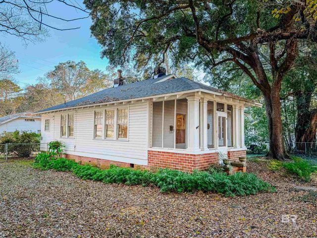 206 1st Street, Chickasaw, AL 36611