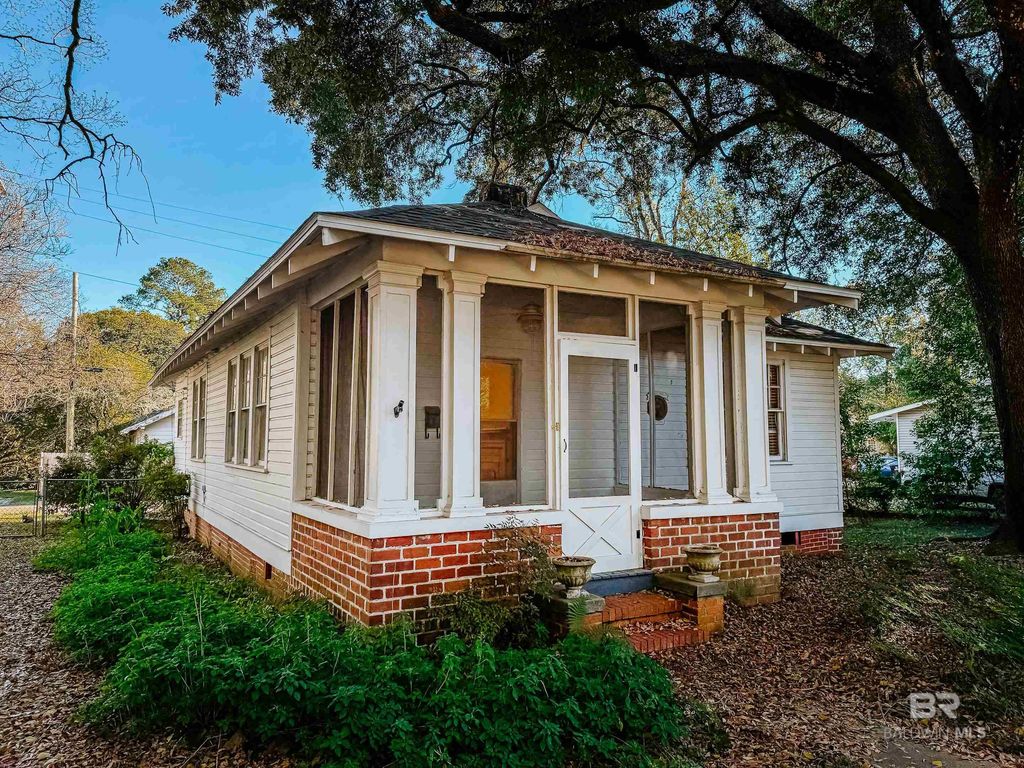 206 1st Street, Chickasaw, AL 36611