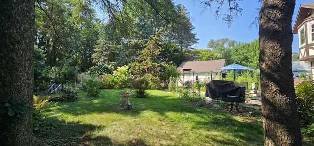 571 Century Avenue N, Maplewood, MN 55119