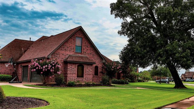 51 Red Maple Court, Lake Jackson, TX 77566