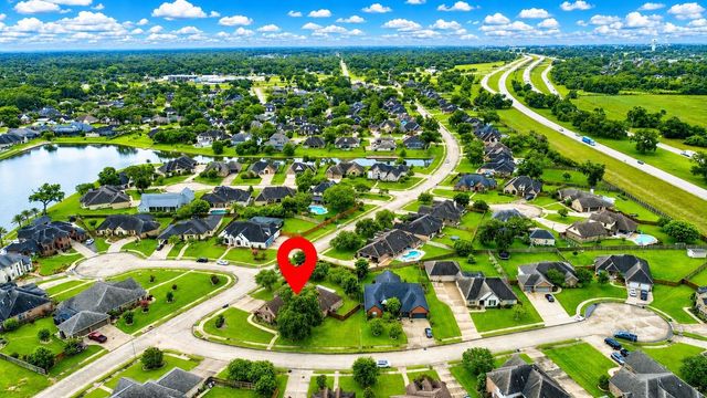 51 Red Maple Court, Lake Jackson, TX 77566