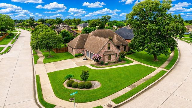 51 Red Maple Court, Lake Jackson, TX 77566