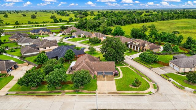 51 Red Maple Court, Lake Jackson, TX 77566