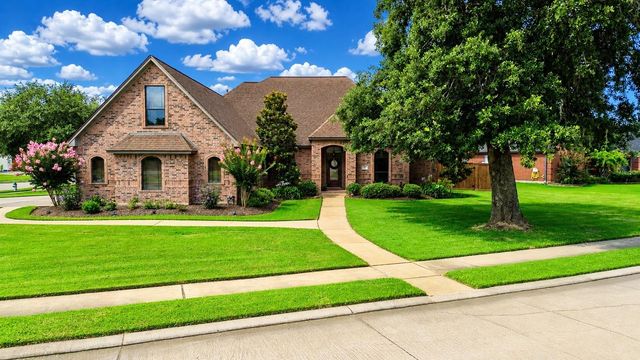 51 Red Maple Court, Lake Jackson, TX 77566