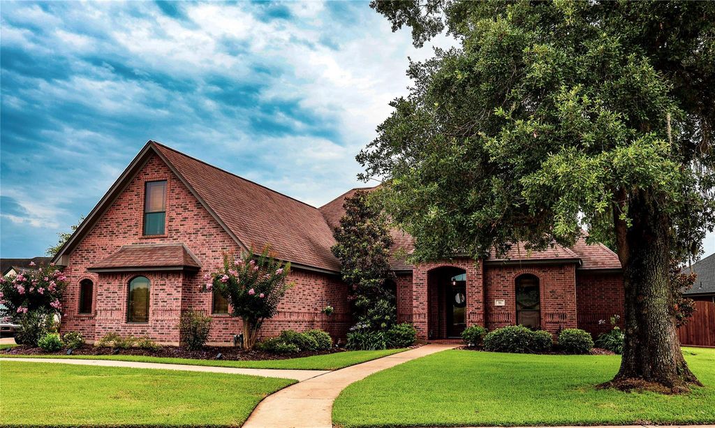 51 Red Maple Court, Lake Jackson, TX 77566