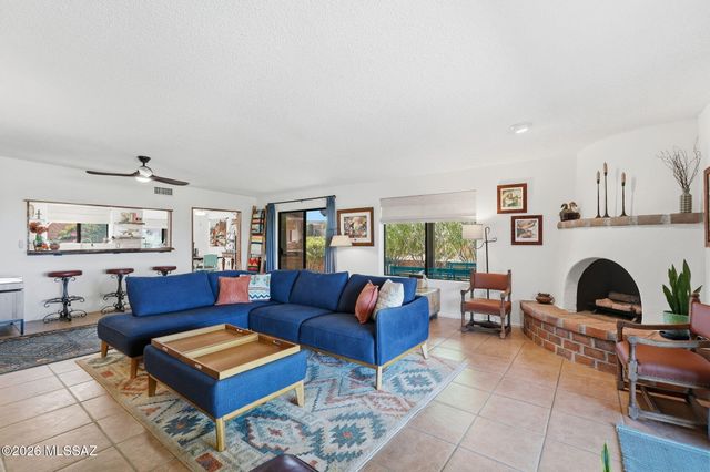 812 W Desert Hills Drive, Green Valley, AZ 85622