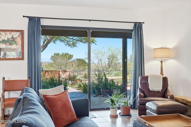 812 W Desert Hills Drive, Green Valley, AZ 85622