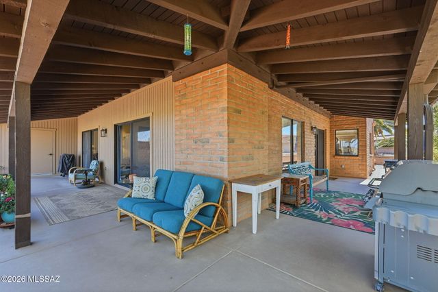 812 W Desert Hills Drive, Green Valley, AZ 85622