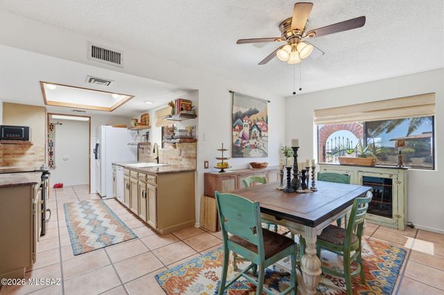 812 W Desert Hills Drive, Green Valley, AZ 85622