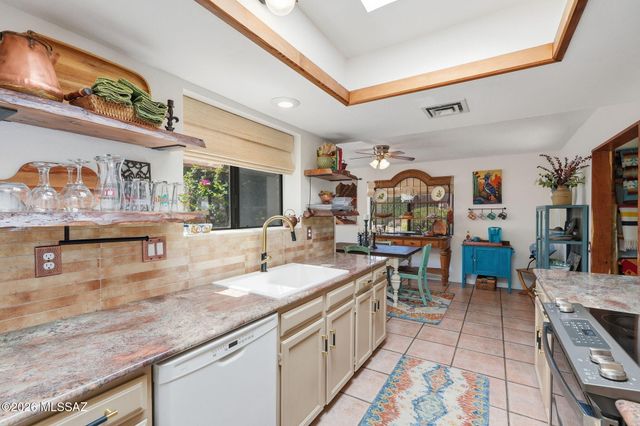 812 W Desert Hills Drive, Green Valley, AZ 85622