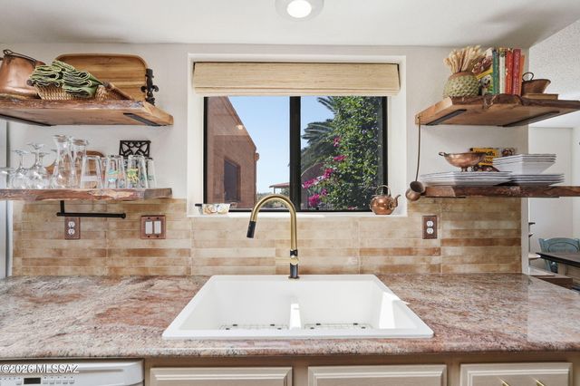 812 W Desert Hills Drive, Green Valley, AZ 85622