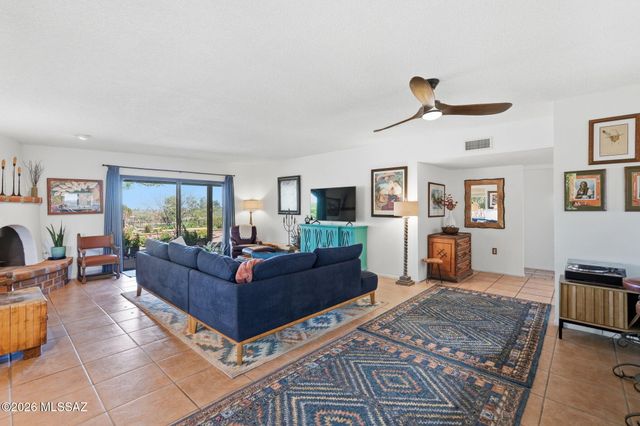 812 W Desert Hills Drive, Green Valley, AZ 85622