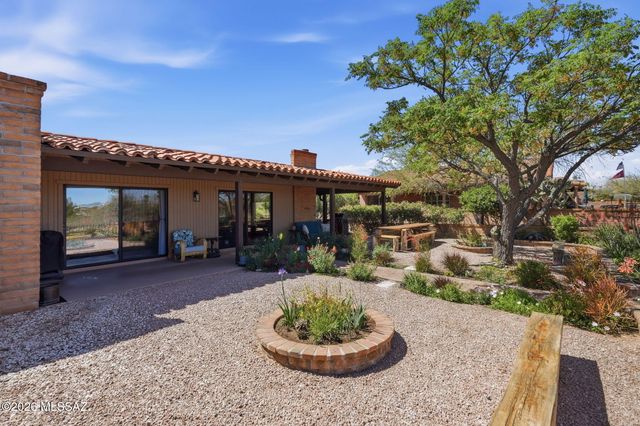 812 W Desert Hills Drive, Green Valley, AZ 85622