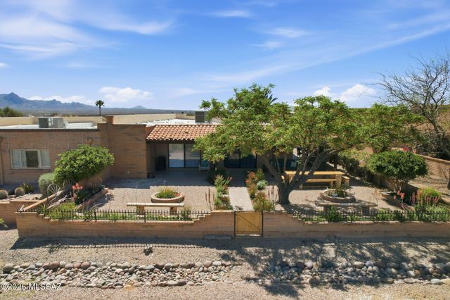 812 W Desert Hills Drive, Green Valley, AZ 85622