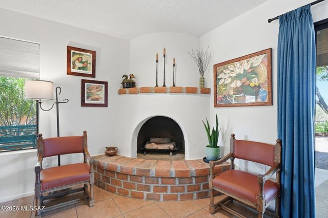 812 W Desert Hills Drive, Green Valley, AZ 85622