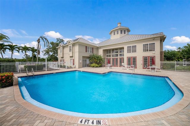 7633 PLANTATION CIRCLE 7633, University Park, FL 34201