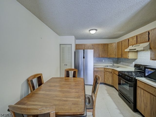 11 Lindsey Ct, Franklin Twp., NJ 08823