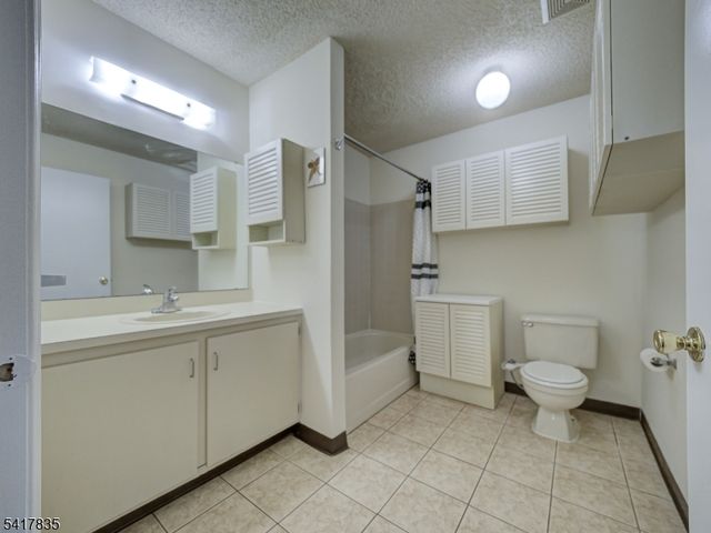 11 Lindsey Ct, Franklin Twp., NJ 08823